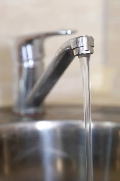 Wasser fließt aus dem Wasserhahn — Stockfoto