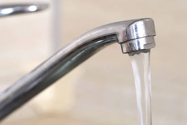 Water flows from the faucet — Stock Photo, Image