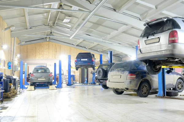 Coches en la estación de reparación de coches — Foto de Stock