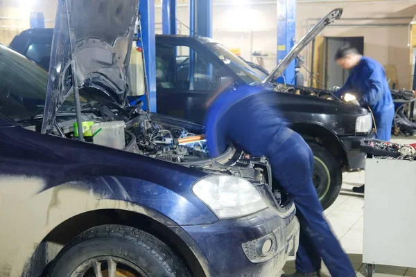 Coches en la estación de reparación de coches —  Fotos de Stock