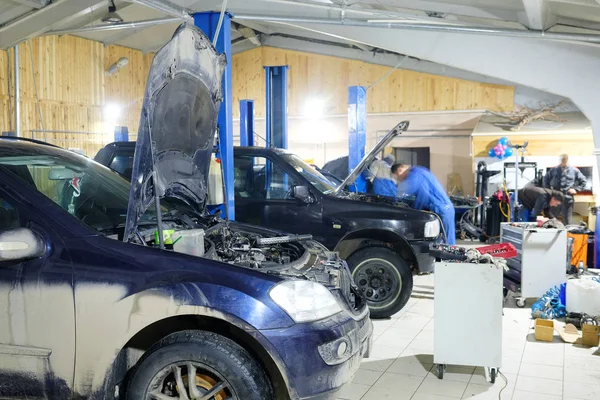 Carros na estação de reparação automóvel — Fotografia de Stock