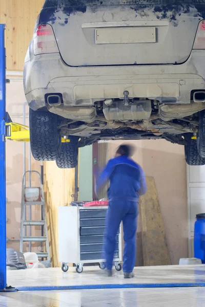 Automobilů v auto opravy stanice — Stock fotografie