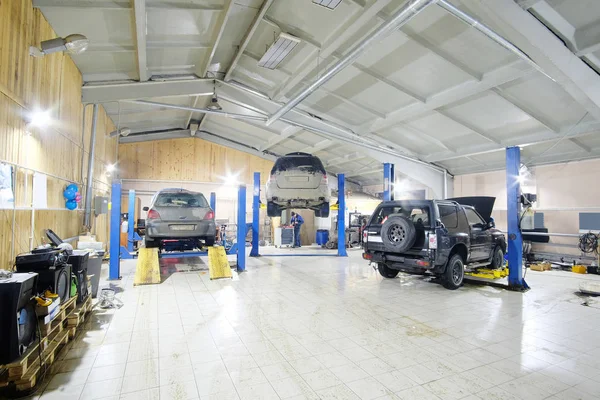 Auto's in auto reparatie station — Stockfoto