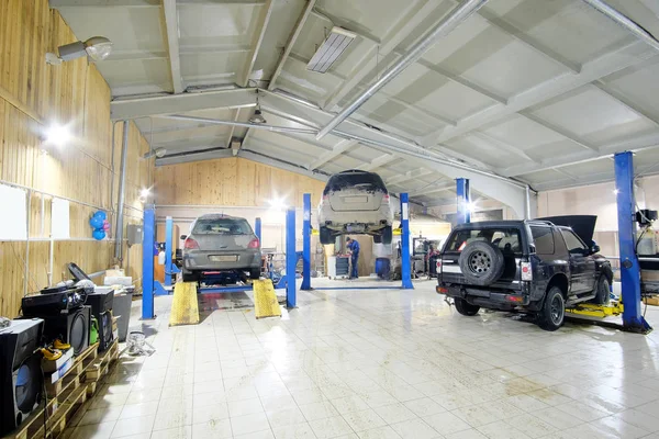 Coches en la estación de reparación de coches — Foto de Stock
