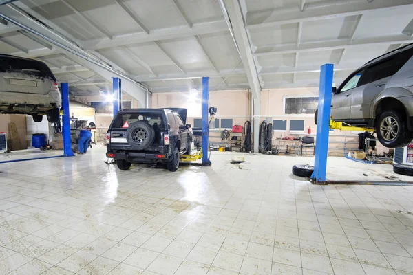 Auto's in auto reparatie station — Stockfoto