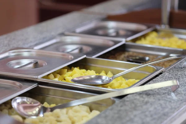 bir restoranda açık büfe Self-Servis