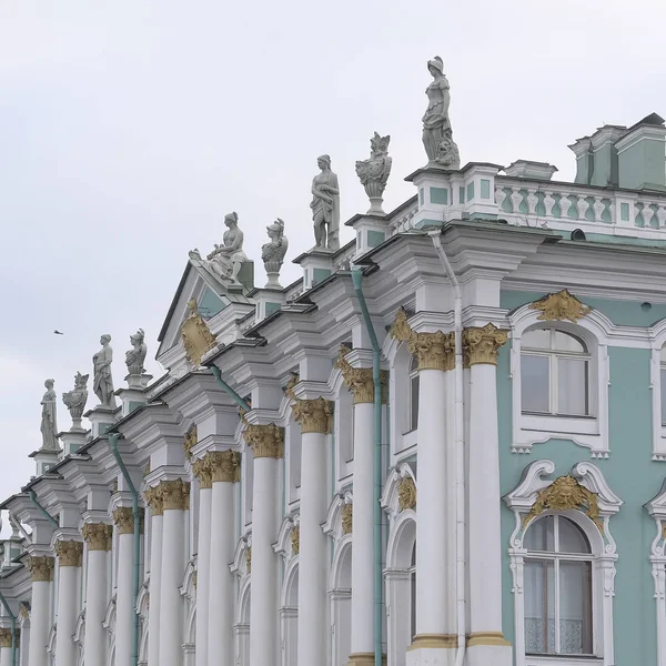 Здание Эрмитажа и Зимнего дворца в Петербурге — стоковое фото