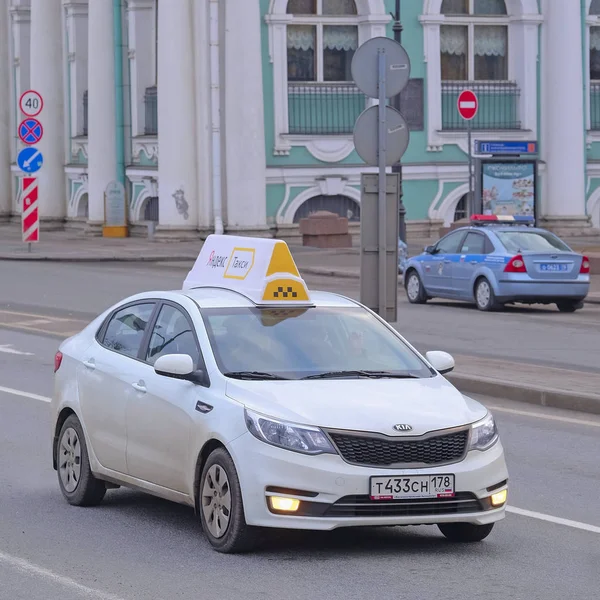 Taxi bilen i centrum av St. Petersburg — Stockfoto