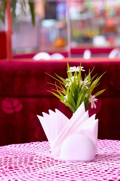 Квіти на столі в кафе — стокове фото