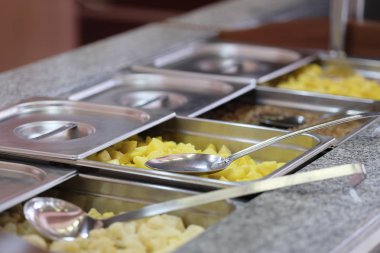 bir restoranda açık büfe Self-Servis