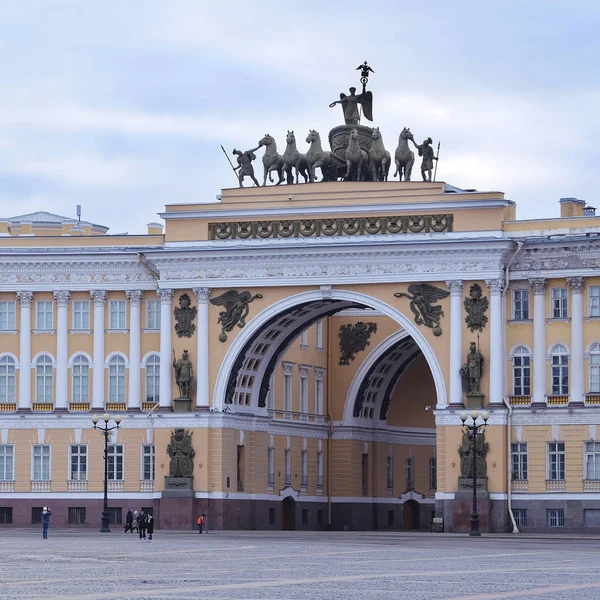 Palace Meydanı St. Petersburg'arch — Stok fotoğraf