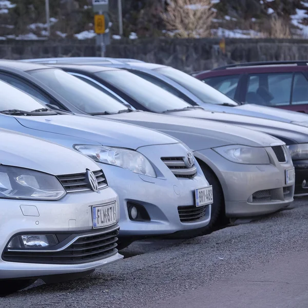 Parkende Autos in Helsinki — Stockfoto