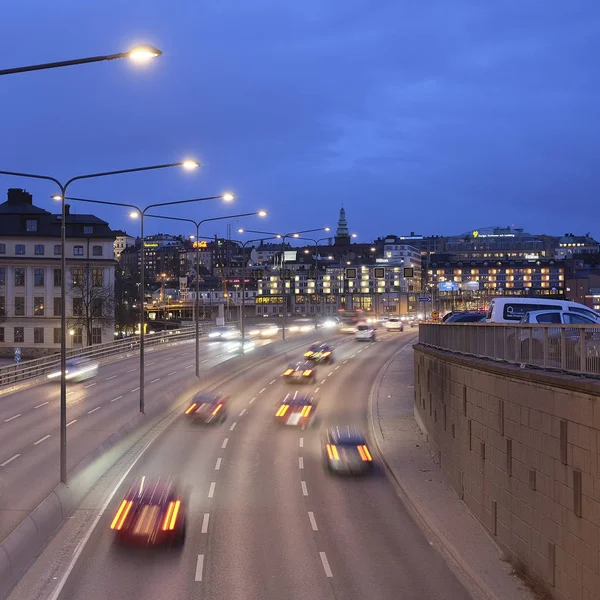 Tráfico nocturno en un centro de Estocolmo — Foto de Stock