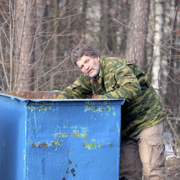 Tramp near the garbage bin — Stock Photo, Image