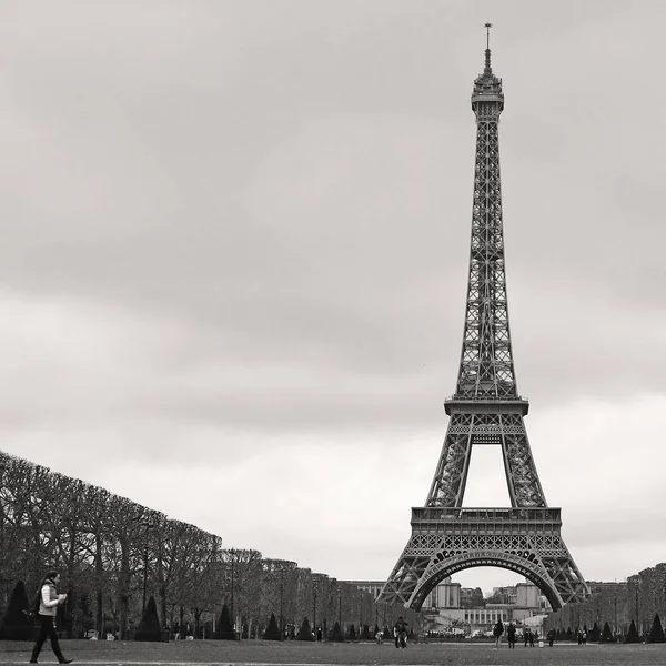 Bir gece Paris'te Eyfel Kulesi — Stok fotoğraf