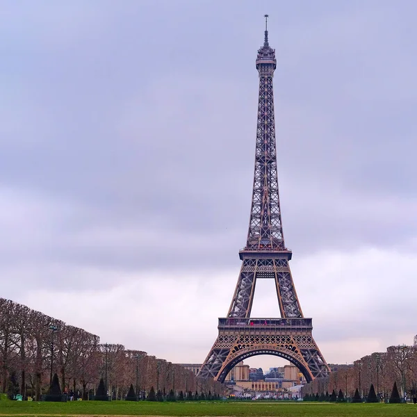 Bir gece Paris'te Eyfel Kulesi — Stok fotoğraf