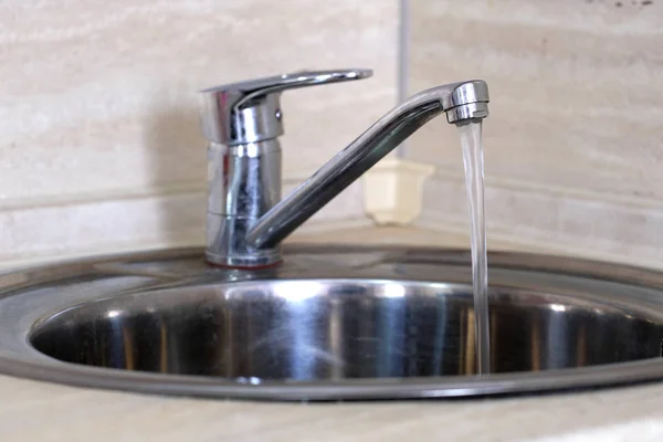 Water flows from the faucet — Stock Photo, Image