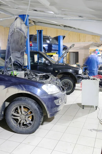 Carros na estação de reparação automóvel — Fotografia de Stock