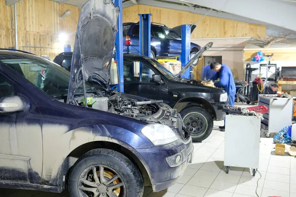 Carros na estação de reparação automóvel — Fotografia de Stock