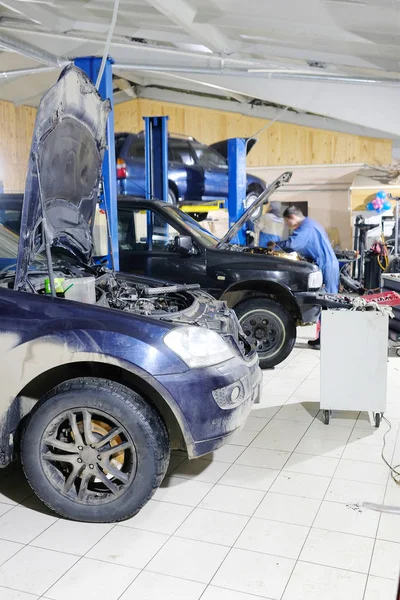 Auto's in auto reparatie station — Stockfoto