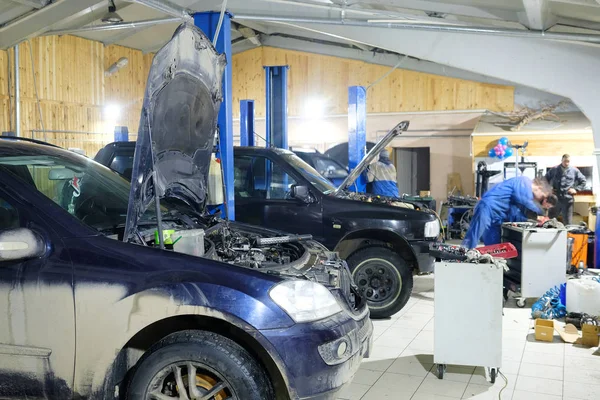 Auto's in auto reparatie station — Stockfoto