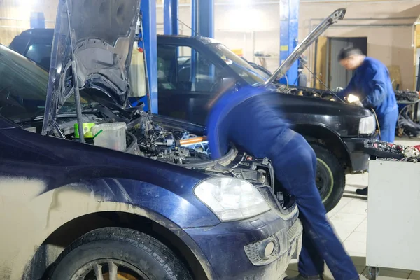Bilar i bil reparation station — Stockfoto