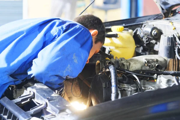 Mechaniker repariert Auto in einer Autowerkstatt — Stockfoto