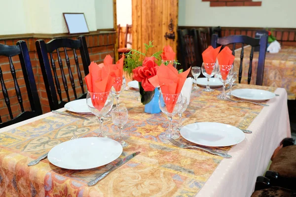 Tafel geserveerd in een café — Stockfoto