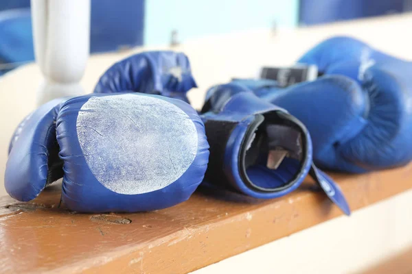Боксерские перчатки вблизи — стоковое фото