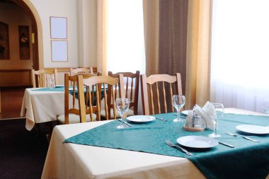 Bir kafede servis edilen masa.