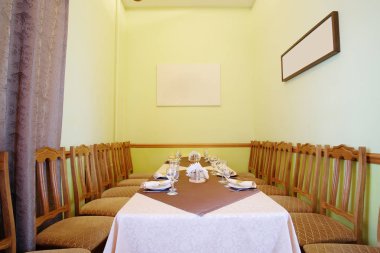 Bir kafede servis edilen masa.