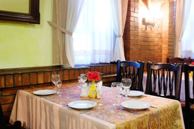 Bir kafede servis edilen masa.