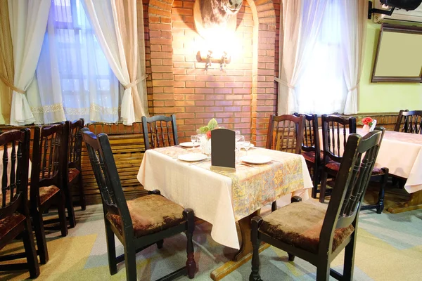 Tafel geserveerd in een café — Stockfoto