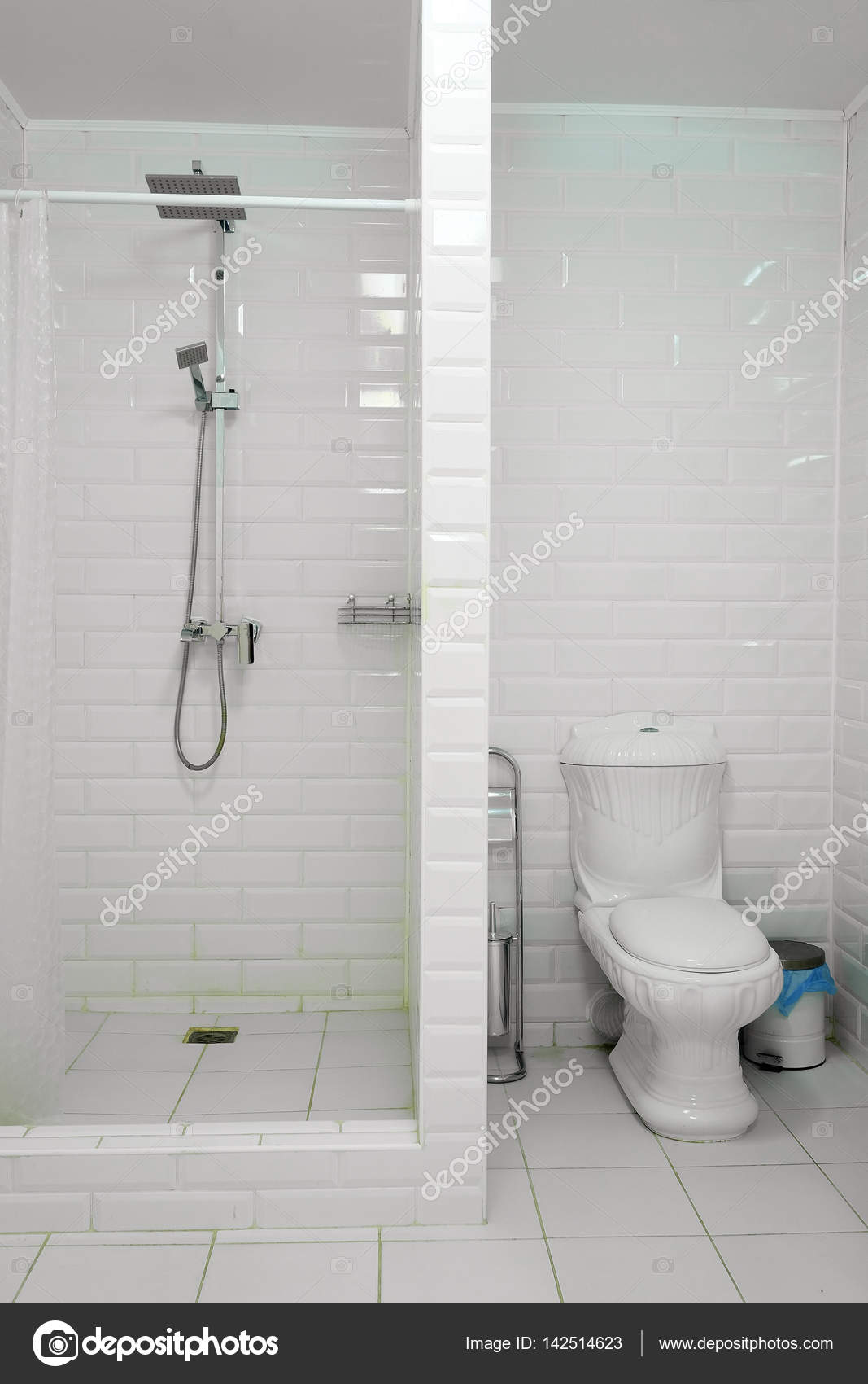 cuarto de baño con aseo — Foto de stock © uatp12 #142514623 cuarto de baño con aseo — Foto de stock © uatp12 #142514623