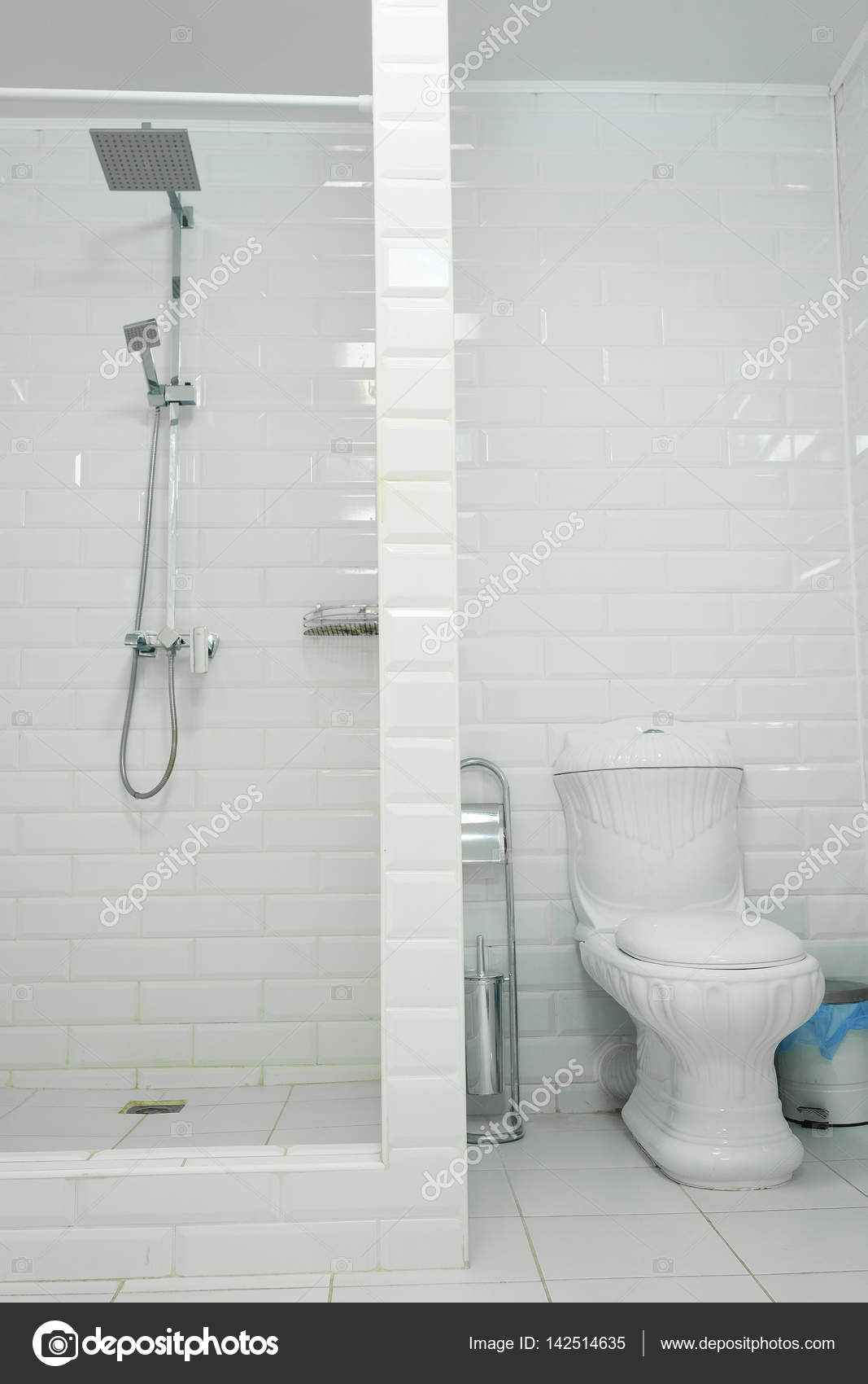 cuarto de baño con aseo — Fotos de Stock © uatp12 #142514635 cuarto de baño con aseo — Fotos de Stock © uatp12 #142514635