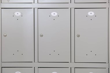 Soyunma odasında kutuları