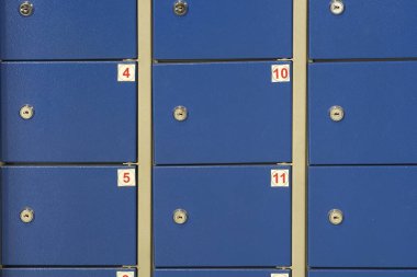 Soyunma odasında kutuları