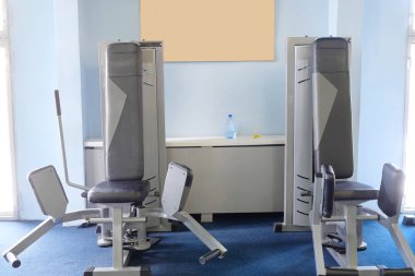 Bir spor salonunun içinde.