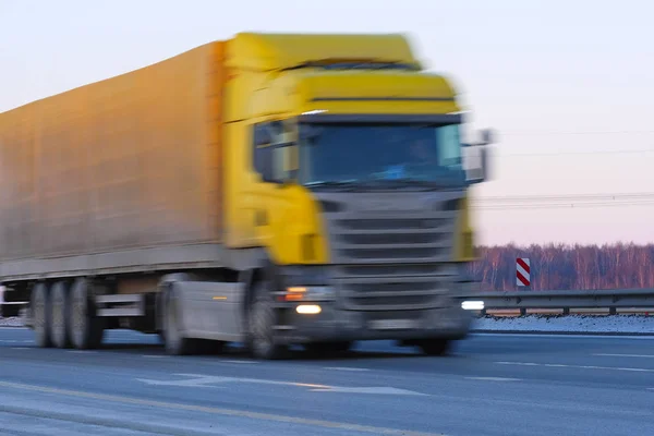 Otobanda bir kamyon — Stok fotoğraf