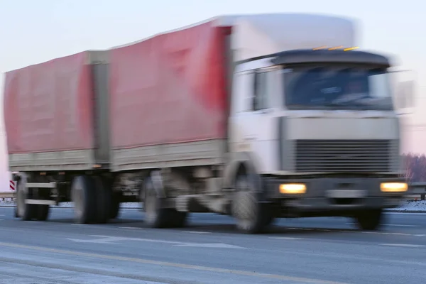 Vrachtwagen op een snelweg — Stockfoto