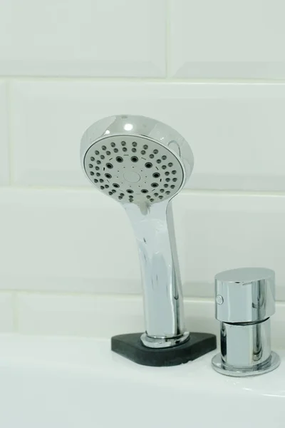 Salle de douche avec douche rapprochée — Photo