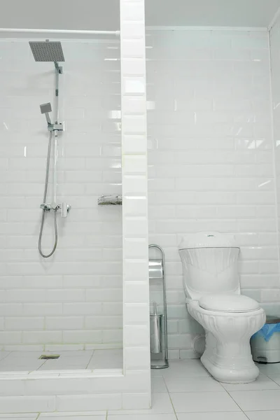 Shower room aligned with toilet — Stock Photo, Image