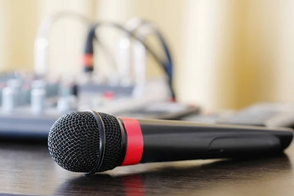 Fechar microfone — Fotografia de Stock