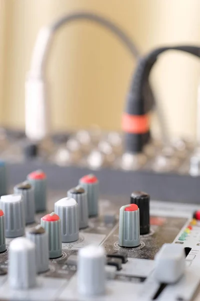 Fechar mesa de controle de áudio — Fotografia de Stock