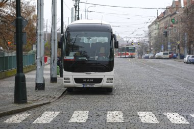 Bir Prag'merkezinde Turist otobüsü