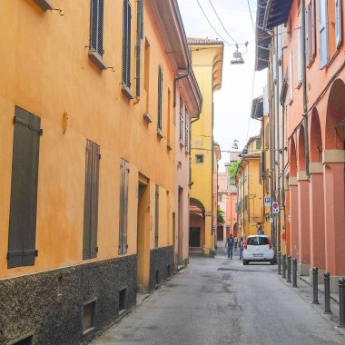 Bologna eski bir şehir merkezinde sokak