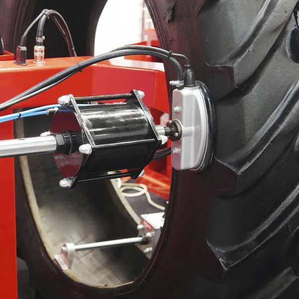 Roda de caminhão em uma máquina de pneus — Fotografia de Stock