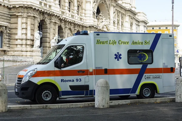 Mobil ambulan dekat Istana Keadilan di Roma — Stok Foto