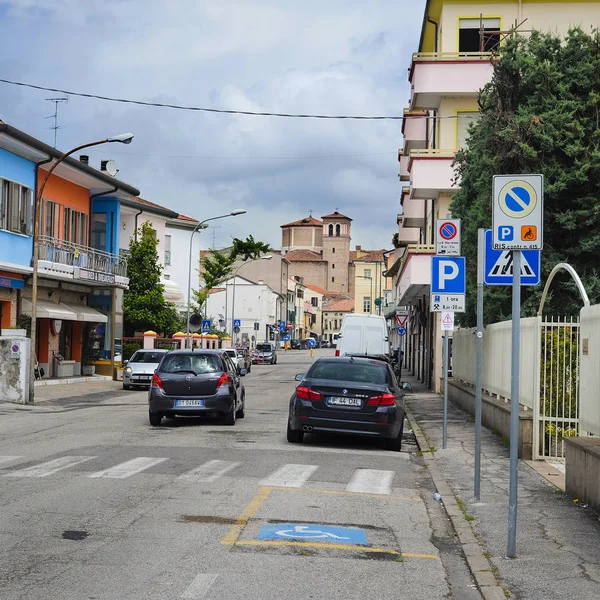 Auto's op een straat in Rovigo — Stockfoto