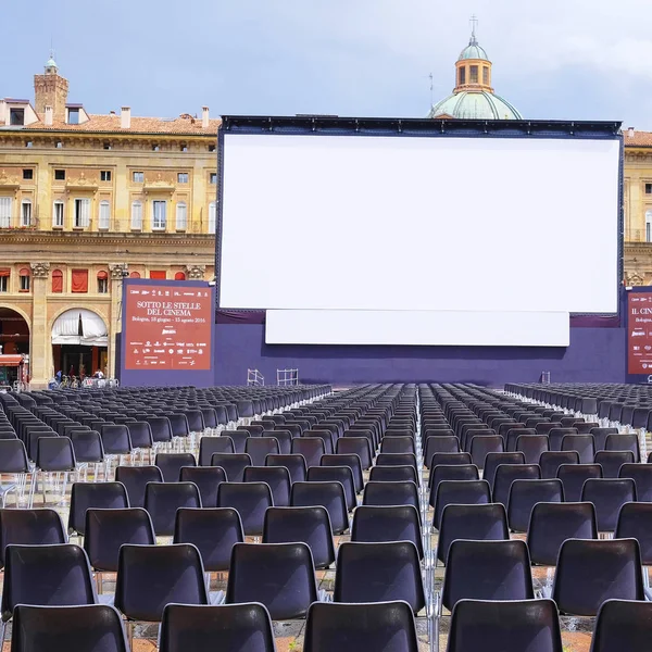 Open lucht bioscoop in een centrum van Bologna — Stockfoto